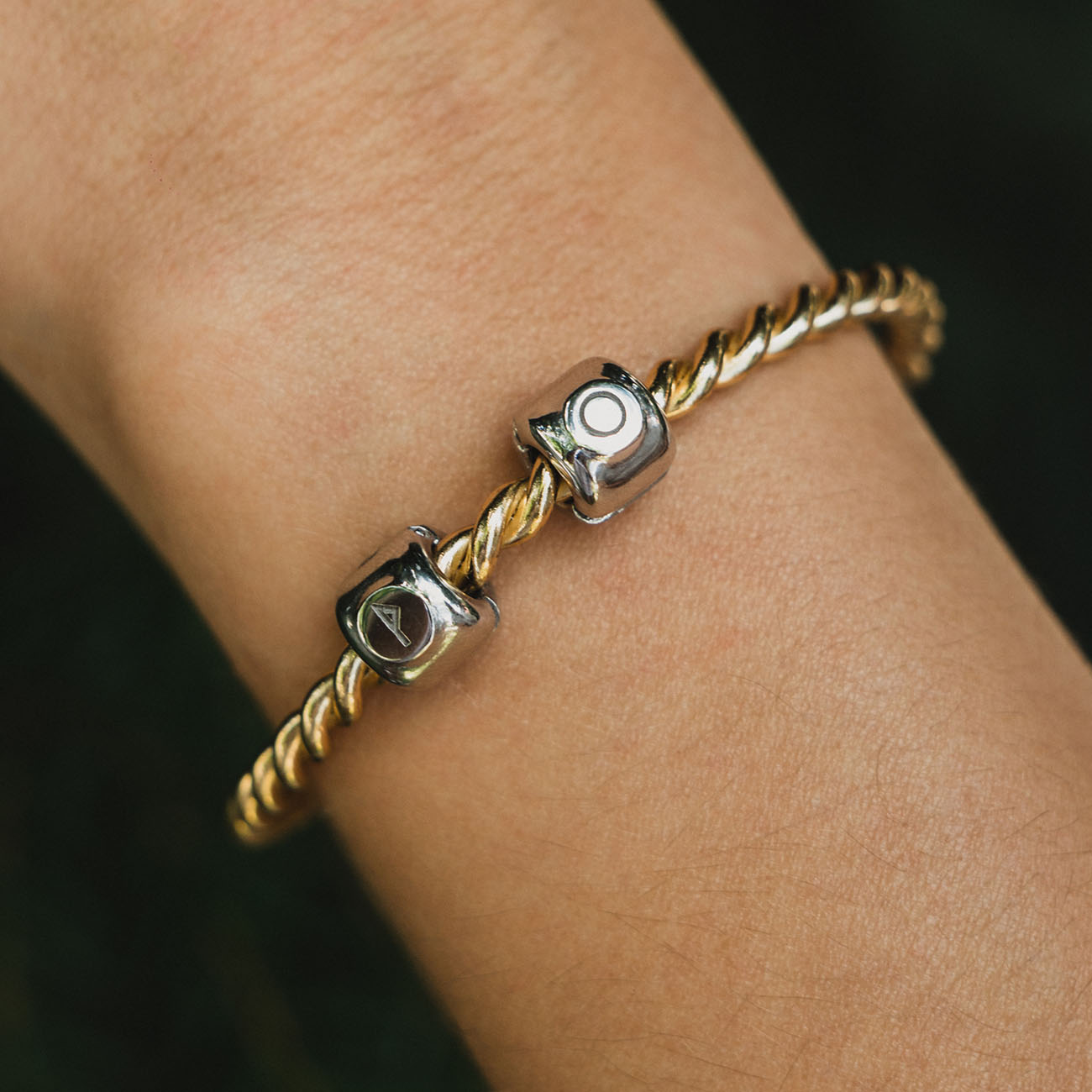 Charms z runą Raido (ᚱ) – amulet podróży i zmian, brąz pokryty platyną
