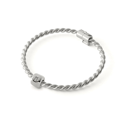 Charms z runą Ehwaz, srebrny – amulet ruchu i współpracy, srebro próby 925