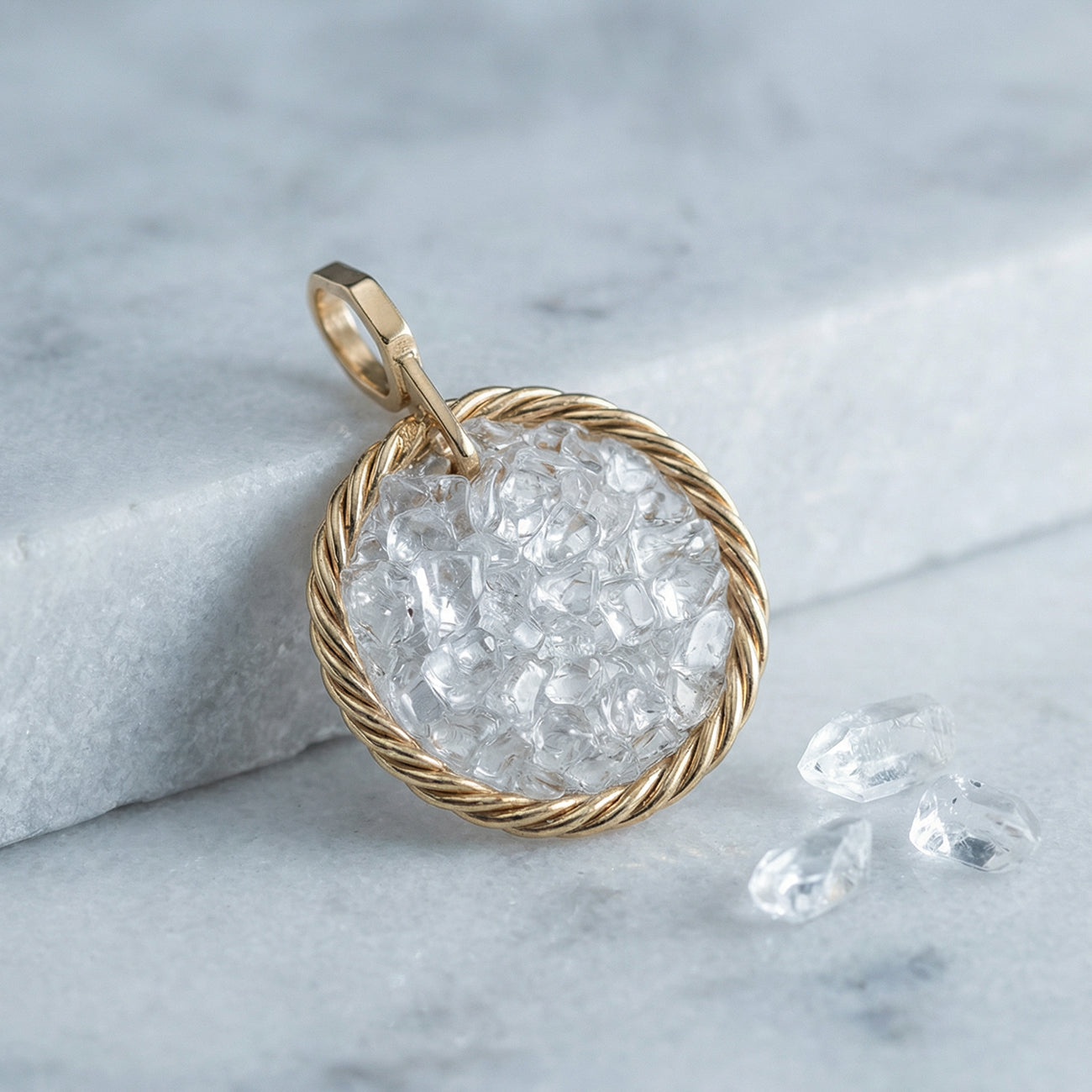 Amuleto Tensor de Cobre con Cristal de Roca – Bañado en Oro