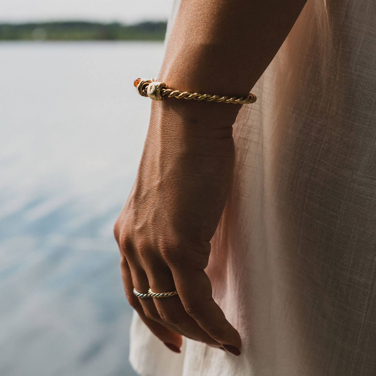Charm con la runa Fehu (ᚠ) Bañado en oro - amuleto de abundancia y éxito - Latón