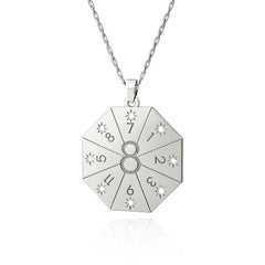 Collar con colgante Puerta del León 8.8 en color plateado – Amuleto del Alma