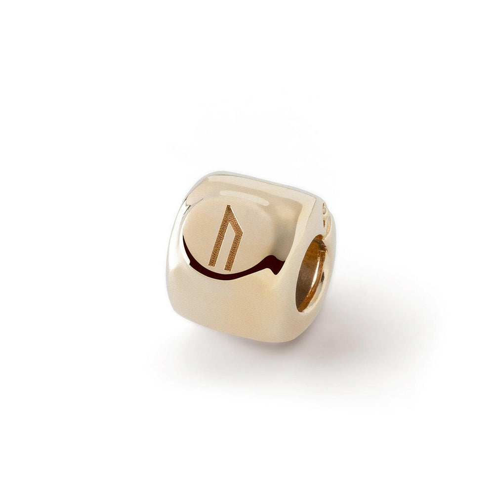 Charm con la runa Uruz (ᚢ) Bañado en oro - un amuleto de fuerza y ​​perseverancia - Latón
